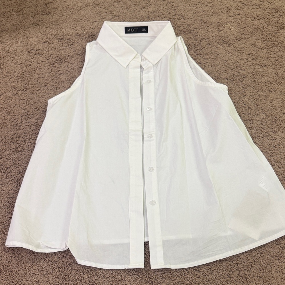 MOTF White Sleeveless Button-Down Blouse